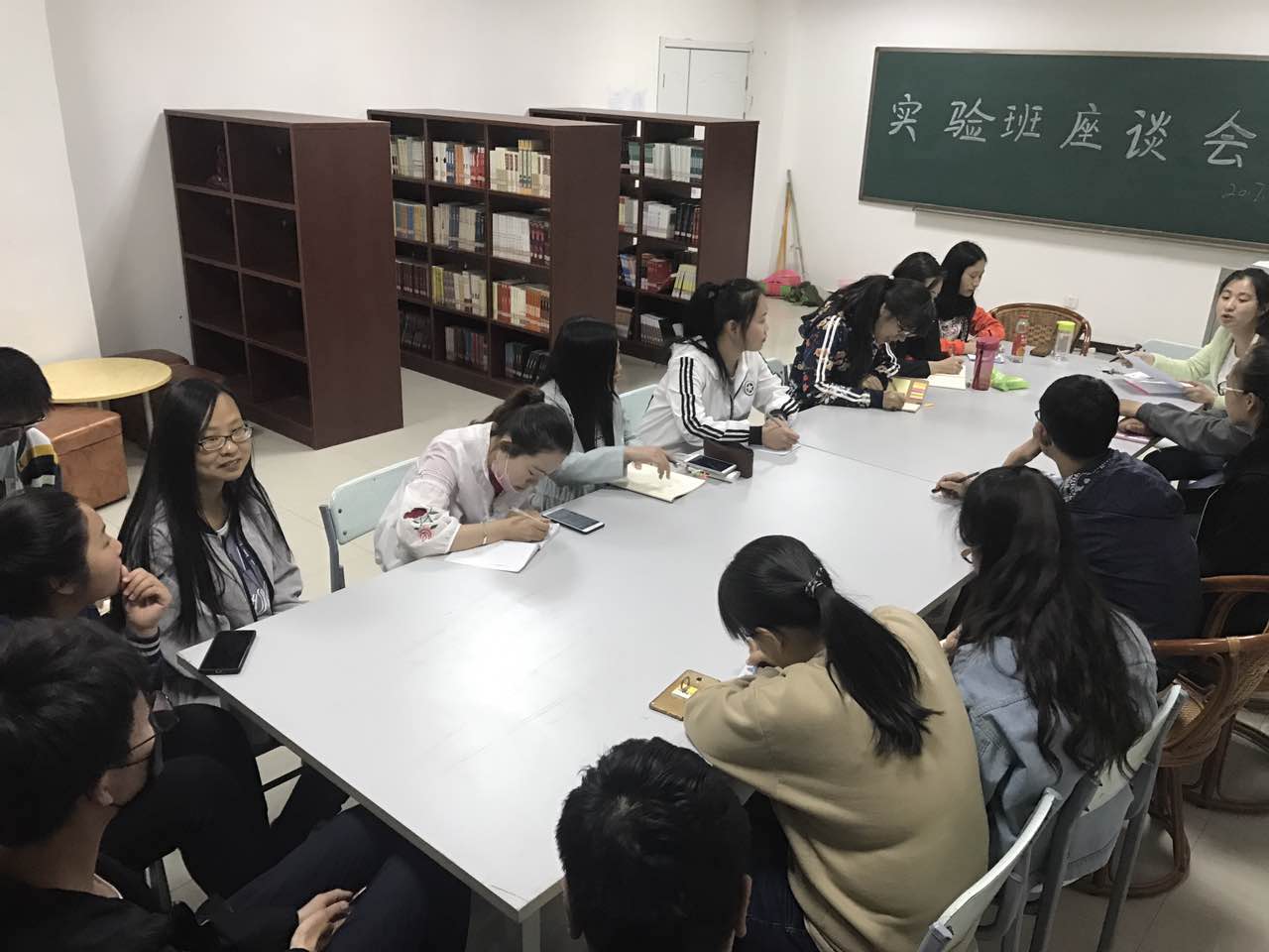 创意写作学院召开师生座谈会