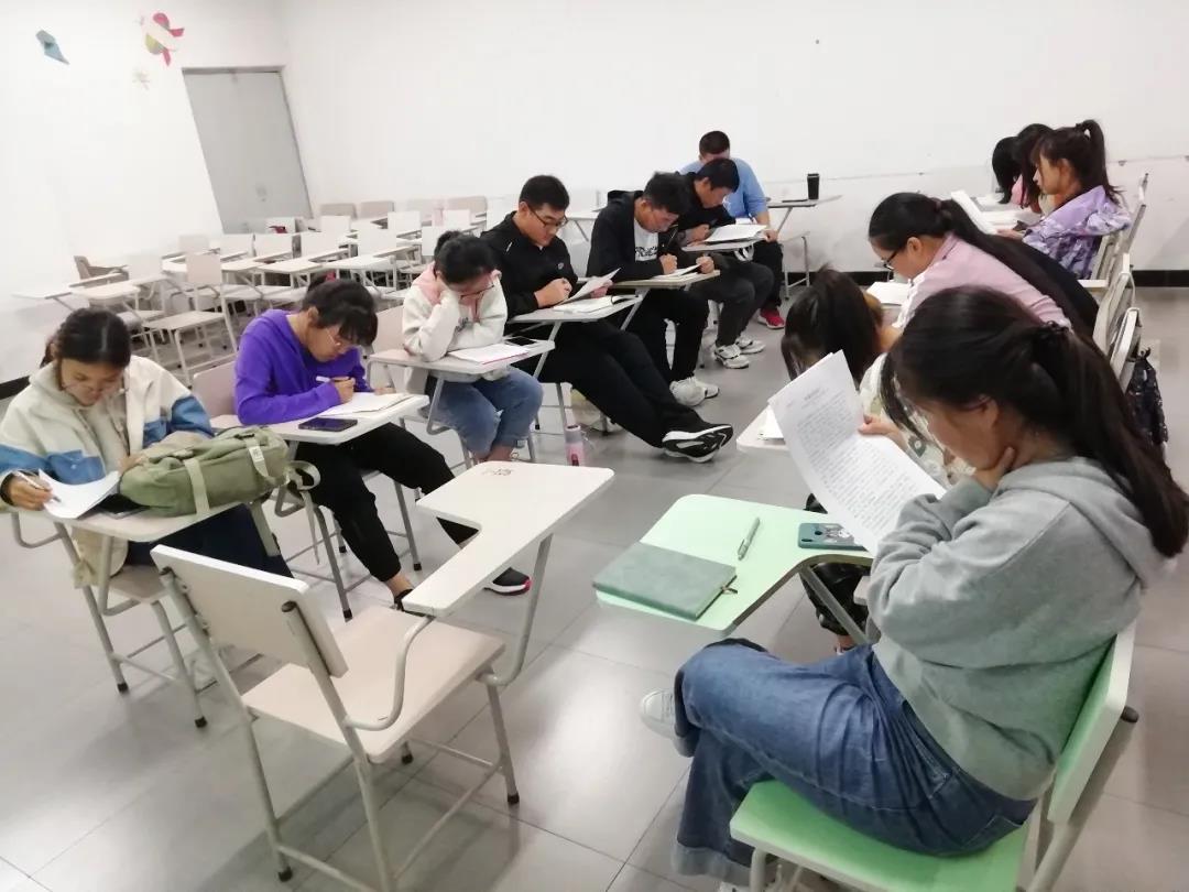 创意写作学院作家班开课啦!